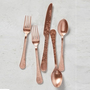 ชุดช้อนส้อมทองแดงวินเทจลายดอกไม้ ผิวด้าน ทนสนิม เหมาะสำหรับงานแต่งงาน - Product Image 1