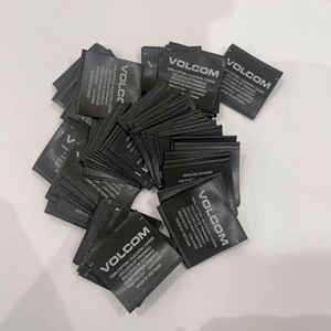 Étiquettes tissées en PVC lavables personnalisées - Étiquettes de vêtements imprimées numériquement écologiques - Étiquettes coupées à l'échographie douces pour vêtements - Product Image 1