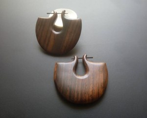 Pendientes de madera hechos a mano con diseño de engranaje metálico, estilo minimalista, accesorios de joyería. - Product Image 2