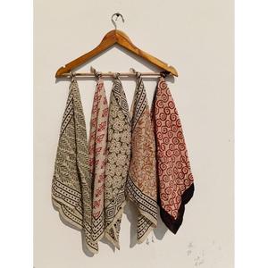 Pañuelo bandana de algodón con estampado bohemio hecho a mano, pañuelo cuadrado con diseño floral indio, pañuelo suave y moderno para la cabeza o el cuello. - Product Image 3