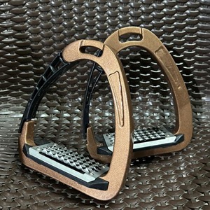 Étriers de sécurité pour chevaux en aluminium léger de qualité supérieure, à dégagement rapide, pour l'équitation anglaise et occidentale, logo personnalisé, taille personnalisée, OEM ODM - Product Image 4