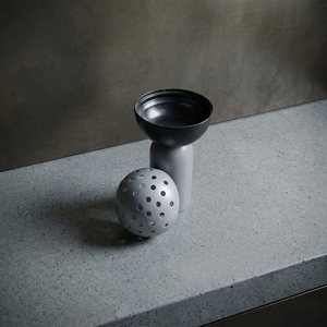Brûleur à Bakhoor moderne gris et noir en métal, avec une base cylindrique élégante et un couvercle sphérique perforé, pour parfumer la maison - Product Image 5