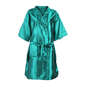 Cape de coiffure personnalisée à faible MOQ avec logo, robe de spa/barbier kimono en polyester avec poche pour les clients de salon de beauté - Product Image 1