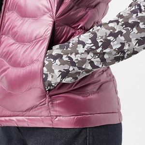 Chaleco acolchado rosa para mujer con camiseta de manga larga con estampado de camuflaje y botas hasta la rodilla para uso ecuestre. - Product Image 6
