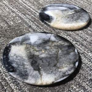 Sous-verres ronds en liège avec résine époxy bleue et support doré – Design de luxe, non toxique, écologique, diamètre et épaisseur personnalisables - Product Image 5