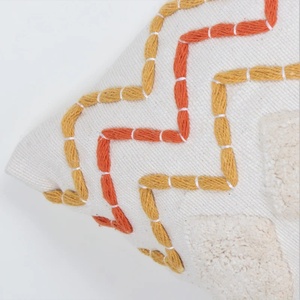 Housse de coussin PINKCITY (IHC) à texture tuftée à la main, moderne, orange et ivoire, avec pompons, 100 % coton, personnalisable, fermeture éclair, douce pour la maison - Product Image 5