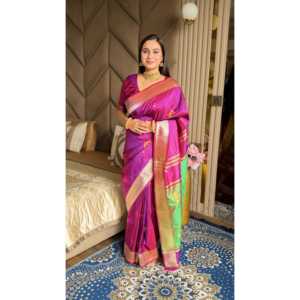 Sari en soie douce Elite Weaves Ikkat Patola avec pallu en paon et bordure en zari doré, motifs Meenakari - Écharpes et châles - Product Image 6