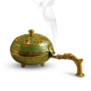 Quemador de incienso de latón con pátina verde, mango curvo, tapa, incensario de metal para Bakhoor, soporte vintage tallado para carbón Dhoop, decoración del hogar - Product Image 1