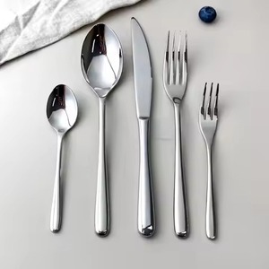 Ensemble de couverts en métal contemporain, couverts en acier inoxydable pour la table à manger, la cuisine et la restauration - Product Image 1
