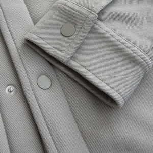 Veste Shacket Homme Gris Glacé Doublée Polaire Sherpa, Boutonnée sur le Devant, Vêtement d'Hiver, Poche Poitrine, Douce, Chaude, Décontractée, Usage Quotidien, Couche Supérieure - Product Image 4