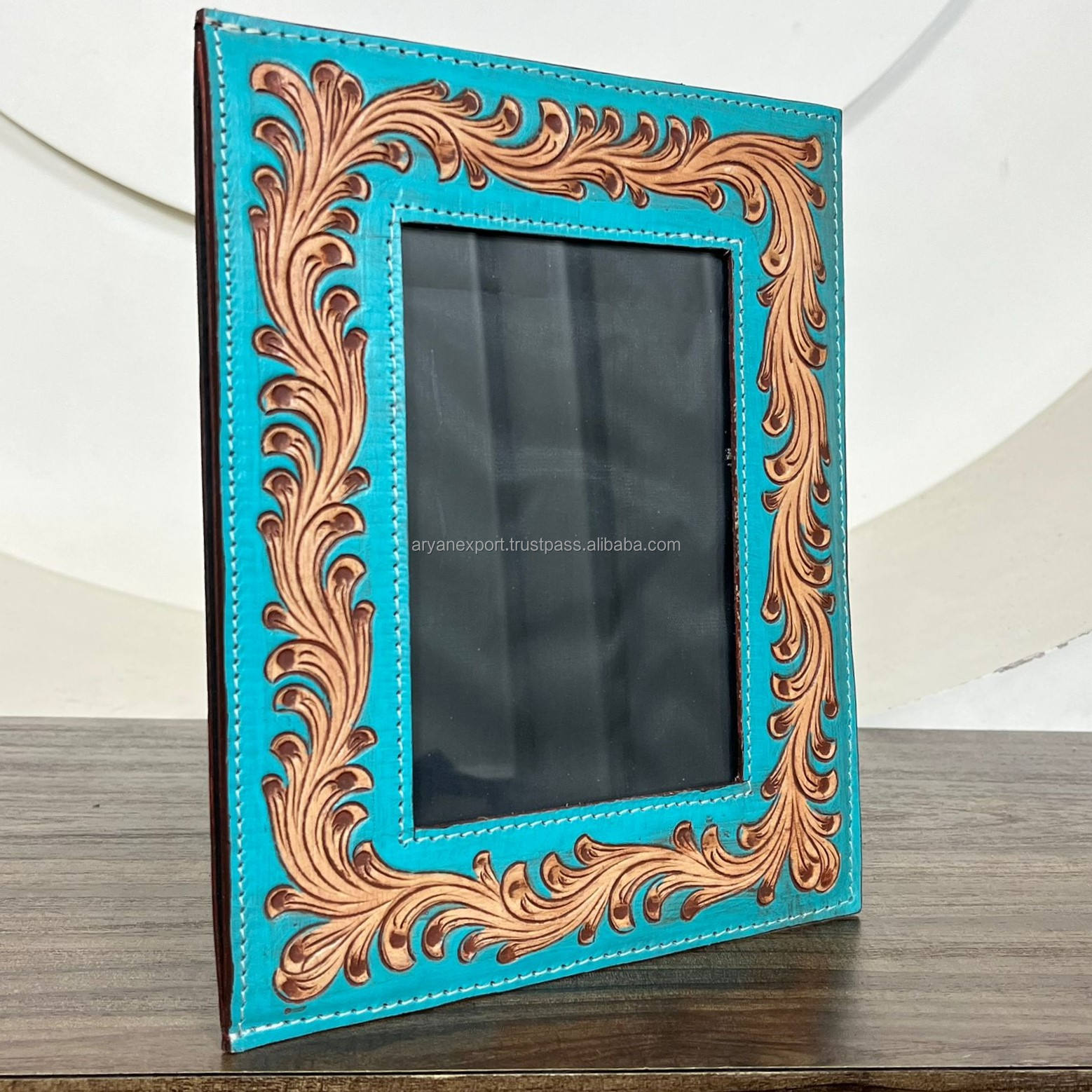 มีสีเขียวขุ่น