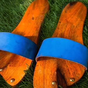 Pantuflas de Madera Khadaun Paduka, Calzado Tradicional Hecho a Mano, Unisex, para Meditación, Yoga, Uso en Templos - Product Image 3