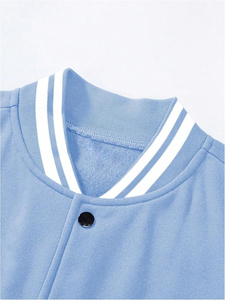 เสื้อแจ็คเก็ตวาร์ซิตี้สีฟ้าอ่อนสำหรับผู้ชาย แขนเสื้อสีขาว ปักตัวอักษร J สไตล์พรีปปี้ ทรงปกติ ปกเสื้อแบบพับลง - Product Image 6