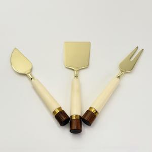 Ensemble de couteaux à fromage plaqués or, faits main, de qualité supérieure, avec manches en résine blanche, élégant, 3 pièces, en acier inoxydable, pour plateau de charcuterie - Product Image 3