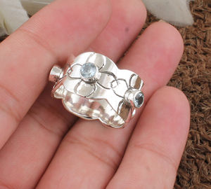 แหวนเงินแท้ 925 ประดับพลอยโทแพซสีฟ้าคลาสสิกทรงเบเซล สำหรับผู้หญิง เหมาะสำหรับงานแต่งงาน งานเลี้ยง และเป็นเครื่องประดับทั่วไป - Product Image 4