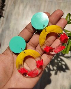 Boucles d'oreilles classiques à clip en résine colorée faites à la main pour femmes, bijoux artistiques légers et personnalisables pour les fêtes - Product Image 6