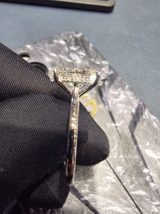 แหวนเพชรเพาะเลี้ยงในห้องปฏิบัติการทองคำขาว 14k พรีเมียมสำหรับผู้หญิง ดีไซน์ทันสมัยสำหรับงานแต่งงานและงานหมั้น ประดับเพชรระยิบระยับแบบฝังหนามเตย ได้รับการรับรองจาก IGI - Product Image 4