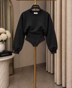 Sweat-shirt court beige pour femme avec body intégré, manches longues, col rond, style streetwear tendance - Product Image 3