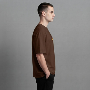 เสื้อยืดเจอร์ซีย์ผู้ชายพิมพ์ลายโลโก้ตามสั่ง ระบายอากาศได้ดี ผ้าฝ้าย 100% สีน้ำตาลล้วน เป็นมิตรกับสิ่งแวดล้อม ทรงหลวม สไตล์ฮิปฮอป - Product Image 4