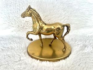 Élégante figurine de cheval en laiton pour centre de table, présentoir de console et design d'intérieur artistique - Product Image 5
