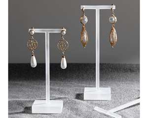 Support à boucles d'oreilles en acrylique en forme de T élégant personnalisé 2025 avec étagères en verre pour l'affichage de bijoux en extérieur - Product Image 3