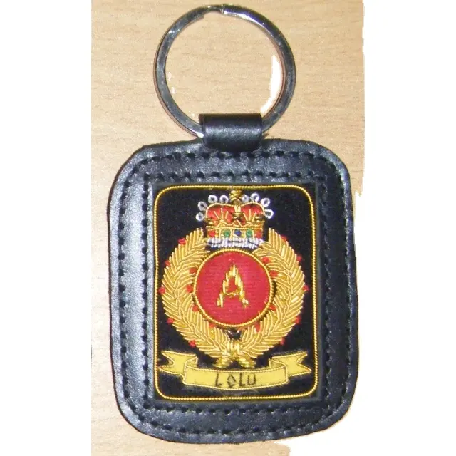 OEM Personalized Fashion Bullion Embroidered Key Fobs Key Ring with Hand Embroidered Logo Crest Patch Badge in Center