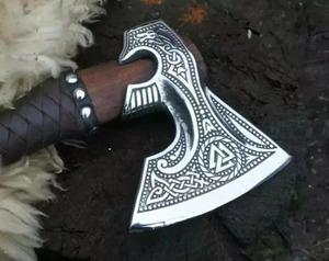 Cabeza de Hacha Tomahawk Personalizada, Hecha a Mano, con Hoja con Patrón y Mango Envuelto en Cuero, Grado DIY para Trabajos en Madera y Uso en Campamentos al Aire Libre - Product Image 6