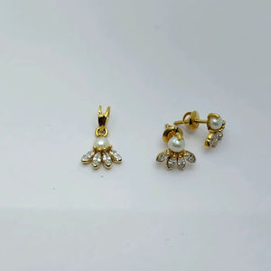 ต่างหูมุกทองคำและคริสตัลพร้อมจี้และต่างหูเข้าชุด ชุดเครื่องประดับดีไซน์หรูสำหรับผู้หญิง - Product Image 1