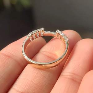Bague ouverte en moissanite taille émeraude pour femme - Product Image 4