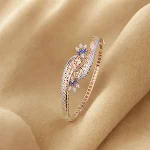 Bracelet élégant en or rose, motif paon, filigrane, poli miroir, pierre bleue, bijoux de luxe pour femmes, style moderne et traditionnel - Product Image 3