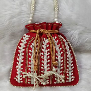 Bolso de Noche con Cordón para Mujer, Estilo Potli de Seda Roja, con Bordado de Hojas Blancas de Perla y Trabajo Zari Dorado, Ideal para Novias y Bodas - El Mejor Proveedor - Product Image 1