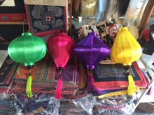 โคมไฟผ้าไหมซาปาที่มีลวดลายหลากสีตกแต่งด้วยโคมไฟผ้าไหมไม้ไผ่แบบเวียดนามเทศกาลดั้งเดิมหลายขนาด - Product Image 3