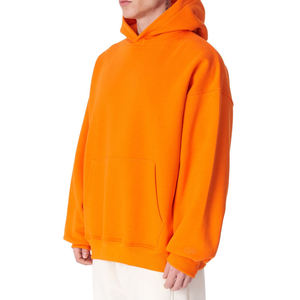 Survêtements personnalisés pour femmes, grammage lourd 500 GSM 350 GSM, en molleton polyester/coton, avec broderie, comprenant un sweat à capuche oversize et un short - Product Image 3