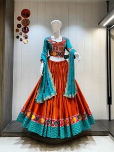 Conjunto de ropa étnica premium de algodón romano Chaniya Choli con dupatta de trabajo vintage elaborado para Navratri y bodas, para mujer. - Product Image 3