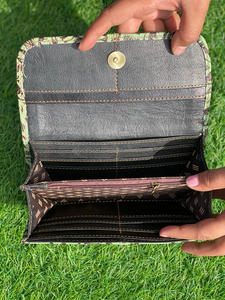 Portefeuilles de luxe stylisé haut de gamme en cuir sculpté à la main en fourrure à imprimé animal de haute qualité pour femmes - Product Image 6