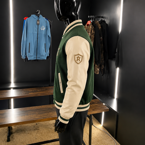 Blouson universitaire en laine verte épaisse de haute qualité pour homme avec badge brodé sur les manches, style streetwear, vêtement d'hiver élégant - Product Image 3