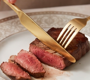 Juego de cubiertos de diseño antiguo en oro, tenedores y cucharas de acero inoxidable, ideal para un uso elegante en la cocina y la mesa. - Product Image 3