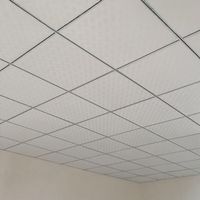 Plaque de plafond suspendu en PVC laminé de gypse, à faible teneur en COV, ininflammable et imperméable, pour salle d'opération d'hôpital, salle de sport extérieure
