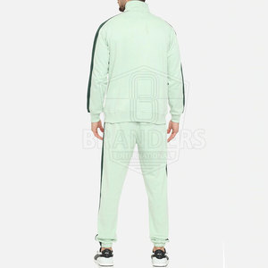 Chándal para hombre de diseño atlético moderno con material transpirable para sesiones de gimnasio y rendimiento deportivo al aire libre. - Product Image 4