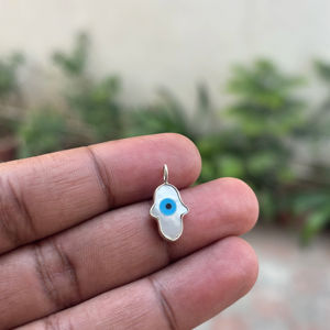 Vente en gros Personnalisée Nouvelle Arrivée 2026 Pendentifs et Breloques Religieux en Argent Sterling Fin Hamsa et Œil de protection pour la fabrication de bijoux de fête - Product Image 1