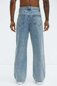 Jeans de hombre azul claro de pierna ancha con efecto desgastado, rotos y con parches deshilachados, corte relajado, estilo casual y moderno de mezclilla para streetwear. - Product Image 3