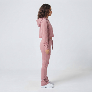 Ensemble de survêtement personnalisé en coton tricoté pour femme, avec sweat à capuche court coupe ajustée et pantalon de jogging évasé effet usé - Product Image 3