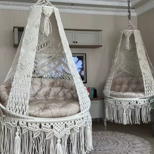 Fauteuil suspendu en macramé de luxe pour la maison ou le jardin, fabriqué en fil de coton beige, une balançoire saine et sans danger pour la santé. - Product Image 1