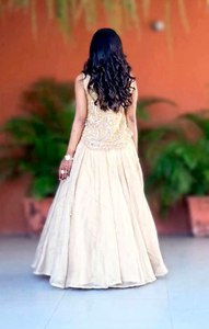 Réservez dès maintenant le meilleur lehenga choli en tissu de soie Vichitra pur, nouveau design coloré, sans manches, avec motif, disponible en 2 couleurs. - Product Image 2