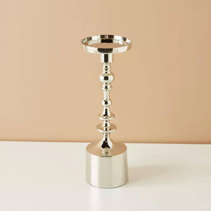 Ce porte-bougie en argent au design élégant avec une base ronde stable est parfait pour ajouter une touche d'élégance à votre décoration intérieure. - Product Image 1