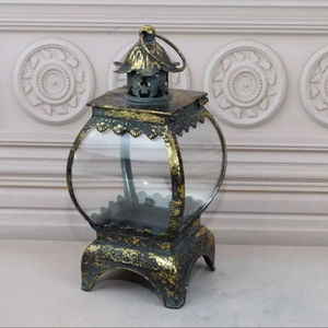 Lanterne en métal doré de style vintage avec panneau en verre pour réceptions de banquet et centres de table de luxe – Vente en gros depuis l'Inde - Product Image 1