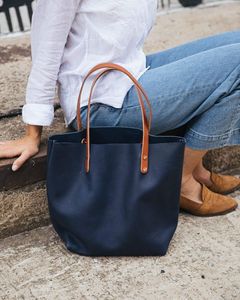 Sac fourre-tout de voyage en cuir durable - Product Image 1