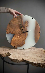 Horloge de bureau artisanale en bois de burl avec résine époxy nacrée, petite horloge silencieuse de table avec base en bois pour cadeau de bureau de luxe - Product Image 3