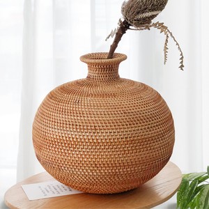 Grand vase décoratif doré avec fleurs et branches, présentant un vase à fleurs en rotin durable, produit phare. - Product Image 1