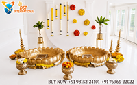Ensemble exclusif pour la cérémonie de Vatna, thème Haldi : Baignoire Urli dorée en fibre de verre avec tabouret, accessoires vibrants pour la cérémonie Haldi pour mariage indien